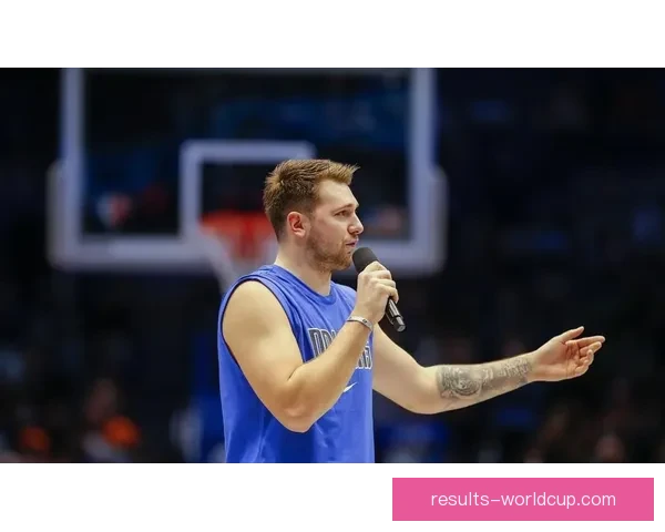 范德比尔特调侃东契奇穿衣走秀 逼穿自家球衣戴金链展现时尚感