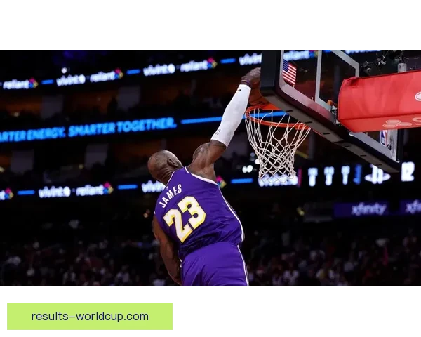 詹姆斯高效轰下14中13表现惊艳杜兰特称他能再打四到五年